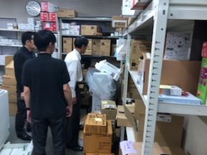 ゴソゴソと何やら・・ ゴソゴソと何やら・・